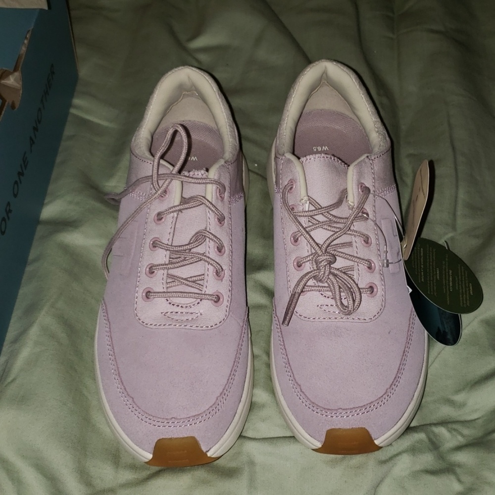 Sneakers - Picture 2 of 4